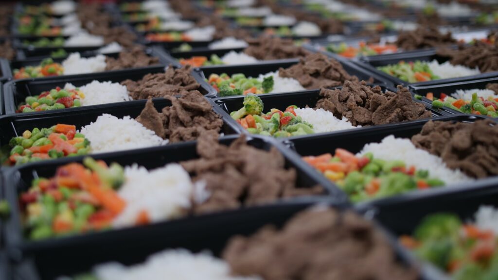 Kleurrijke gezonde maaltijden op een tafel - calorieën begrijpen bij afvallen