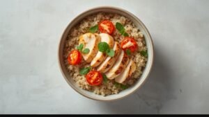 Kip-quinoa bowl met tahin-dressing
