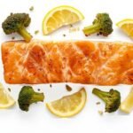 Oven-gebakken zalmfilet met geroosterde broccoli en citroenpartjes