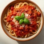 Volkoren pasta met tomatensaus, verstopte groenten, basilicum en parmezaan
