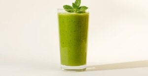 Groene smoothie met spinazie, mango en gember