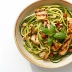 Courgette noedels met kip-pesto, pijnboompitten en basilicum