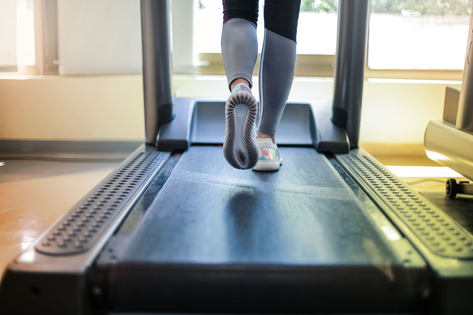 Close-up van een loopband in een heldere, moderne sportschool
