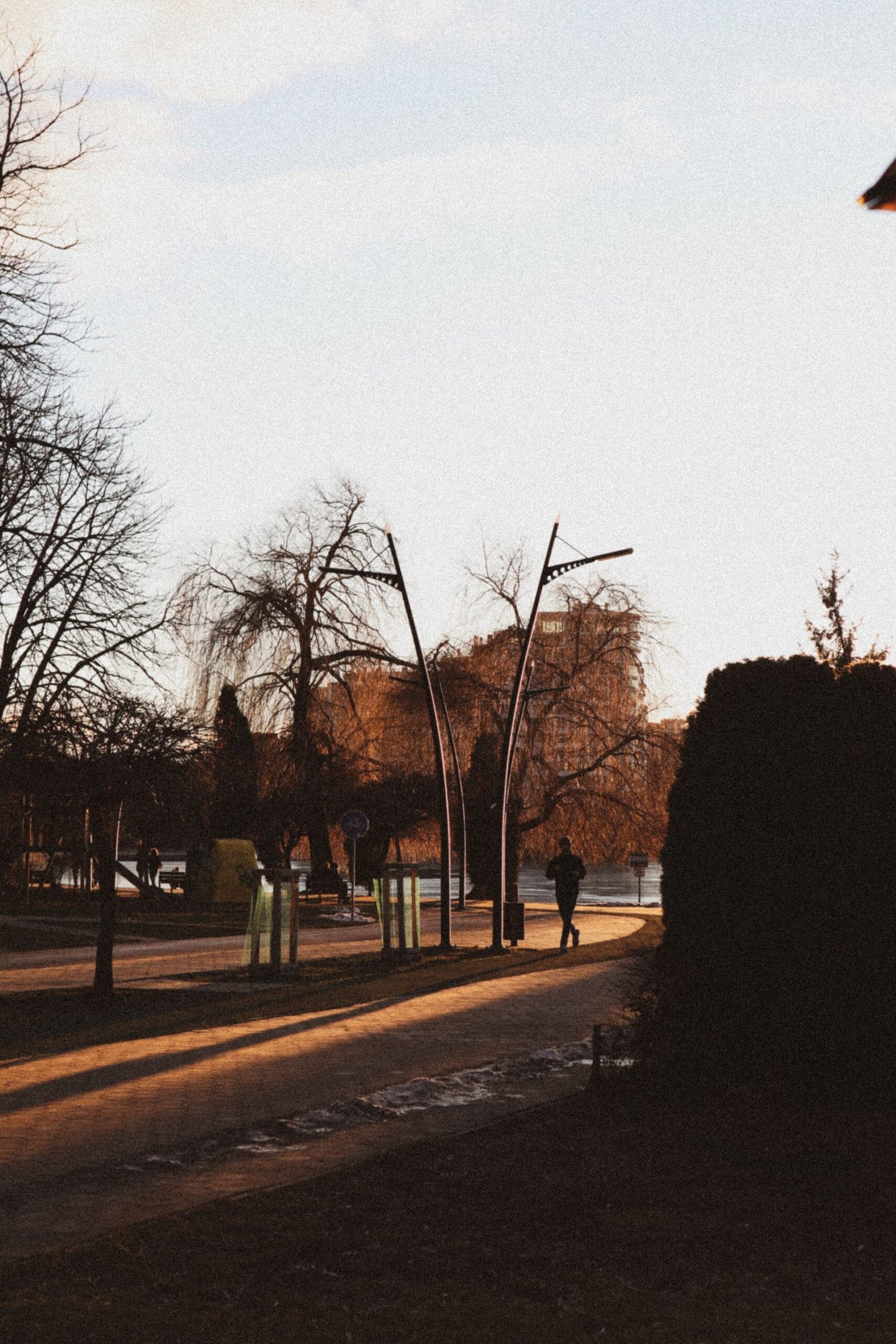 Eenzame hardloper joggend door een rustig park bij zonsopgang