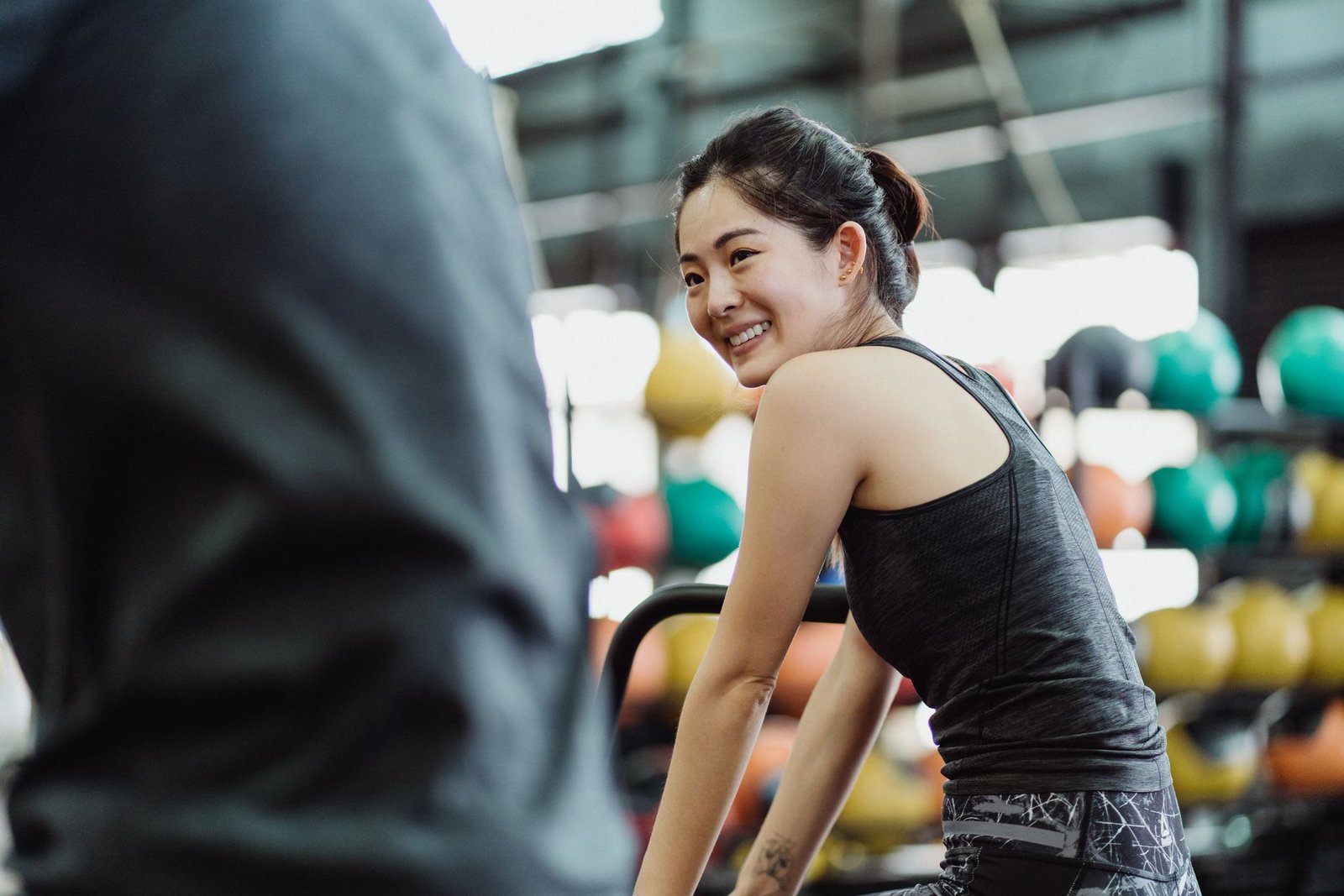 Vrouw glimlacht tijdens het trainen in de sportschool