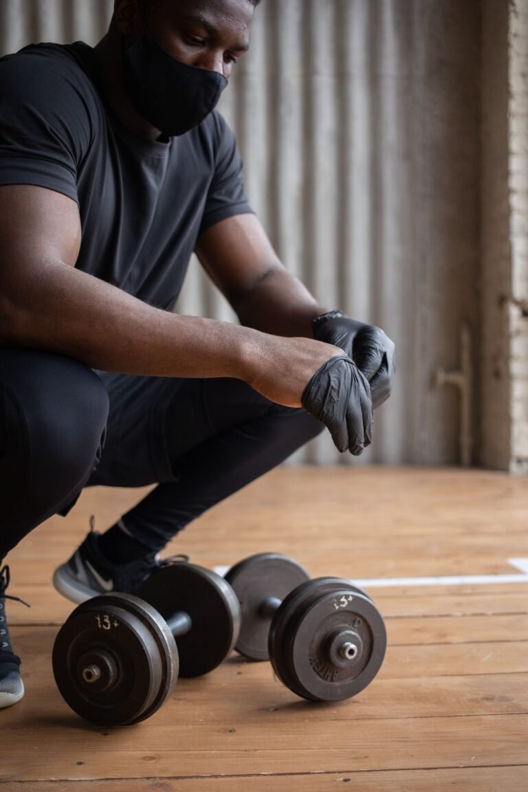 Sportman voert een squat oefening uit met een dumbbell tijdens een training overdag
