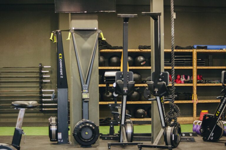 Moderne sportschool met roeimachines, gewichten en fitnessapparatuur