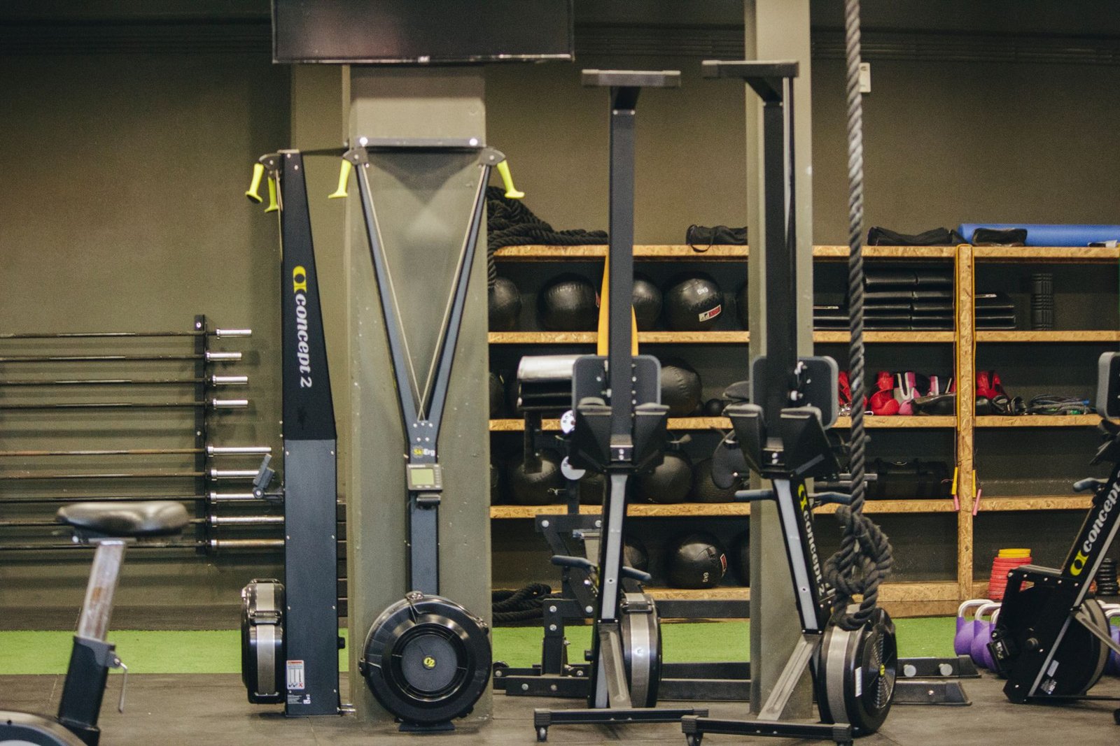 Moderne sportschool met roeimachines, gewichten en fitnessapparatuur