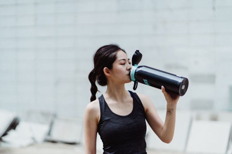 Sporter drinkt water - gezondheid